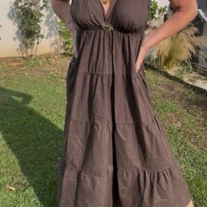 Robe longue femme Floriane, bohème chic à bretelles fines, décolleté plongeant et détail fleur dorée, idéale pour un look estival élégant et tendance.