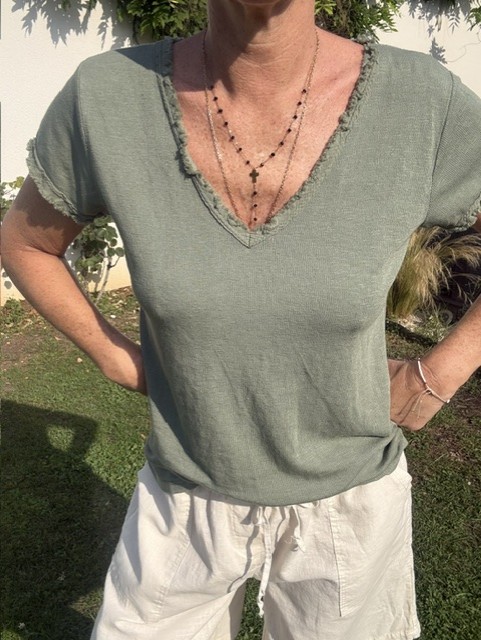 Top femme à manches courtes avec col V et finitions franges, style bohème chic, idéal pour une tenue estivale et élégante et décontractée