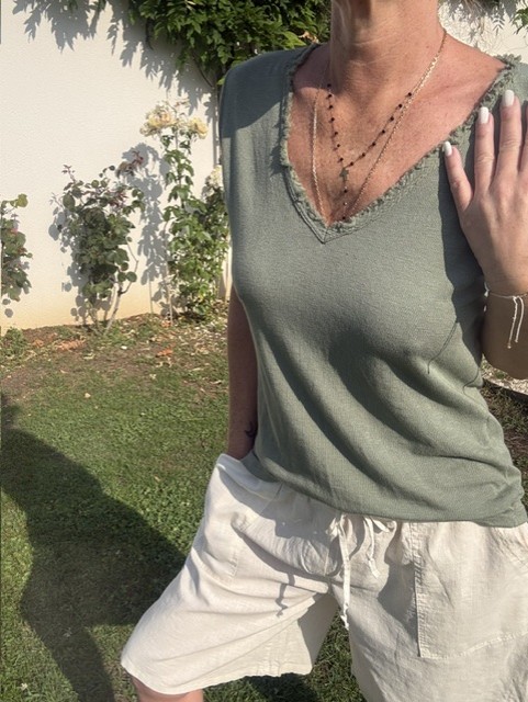 Top femme à manches courtes avec col V et finitions franges, style bohème chic, idéal pour une tenue estivale et élégante et décontractée