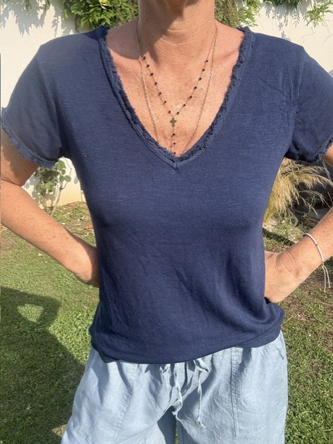 Top femme à manches courtes avec col V et finitions franges, style bohème chic, idéal pour une tenue estivale et élégante et décontractée