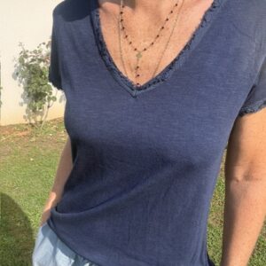 Top femme à manches courtes avec col V et finitions franges, style bohème chic, idéal pour une tenue estivale et élégante et décontractée