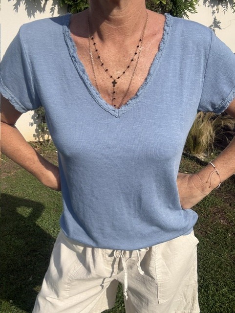 Top femme à manches courtes avec col V et finitions franges, style bohème chic, idéal pour une tenue estivale et élégante et décontractée