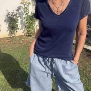 Bermuda femme Flora 50% lin 50% coton, coupe ample, taille élastiquée, poches pratiques, idéal pour un look estival chic et confortable.