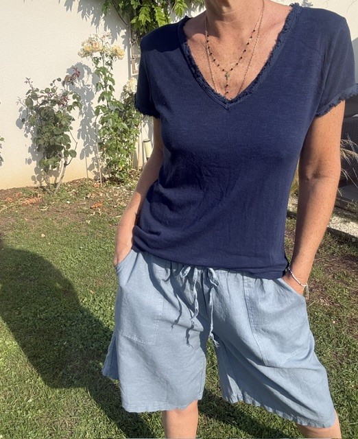 Bermuda femme Flora 50% lin 50% coton, coupe ample, taille élastiquée, poches pratiques, idéal pour un look estival chic et confortable.