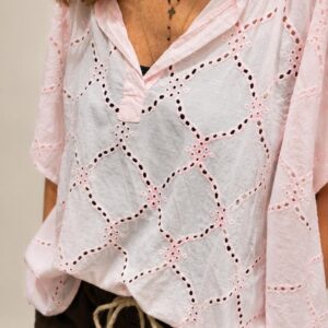 Blouse femme Lala rose en broderie ajourée à manches courtes et col V, idéale pour un look chic et féminin.