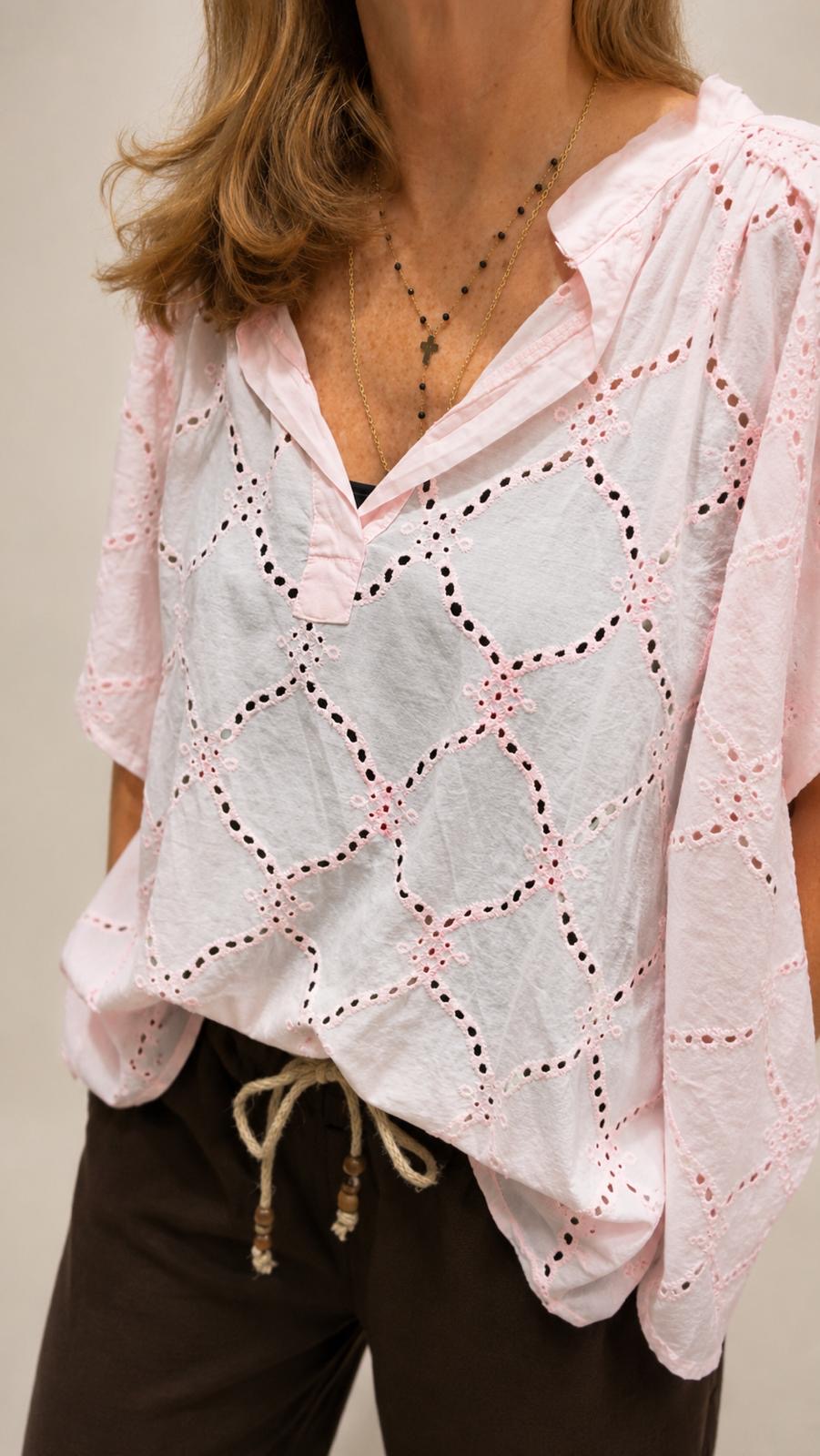 Blouse femme Lala rose en broderie ajourée à manches courtes et col V, idéale pour un look chic et féminin.