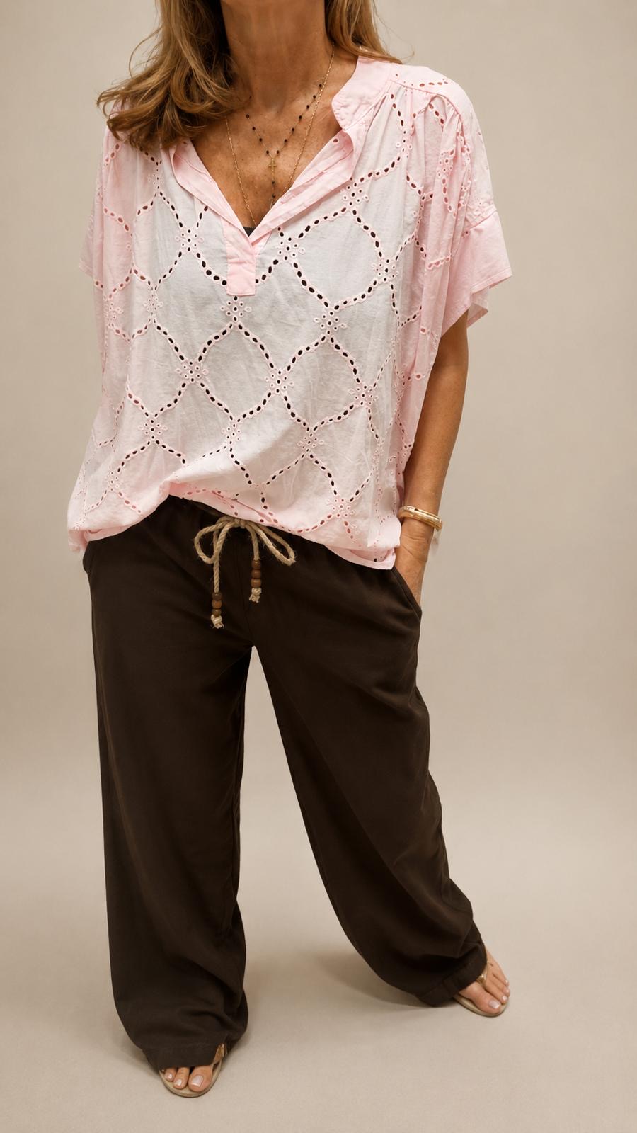 Blouse femme Lala rose en broderie ajourée à manches courtes et col V, idéale pour un look chic et féminin.