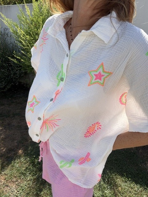 Chemise femme en gaze de coton avec motif cactus et autres, coupe légère et fluide, idéale pour un style décontracté, bohème et estival.