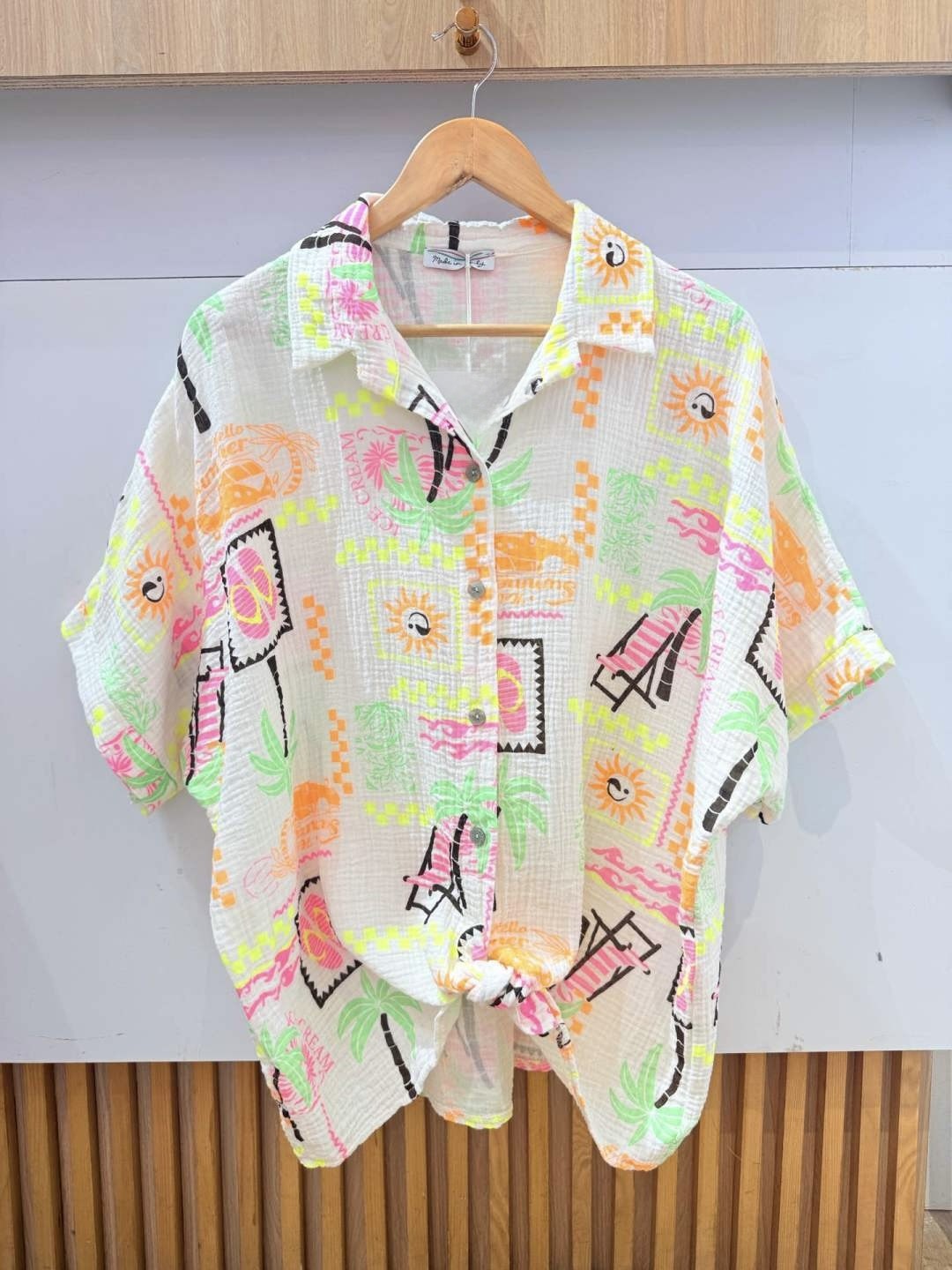 Chemise femme farniente en gaze de coton imprimée aux couleurs de l'été, manches courtes, légère à porter ouverte ou fermée.