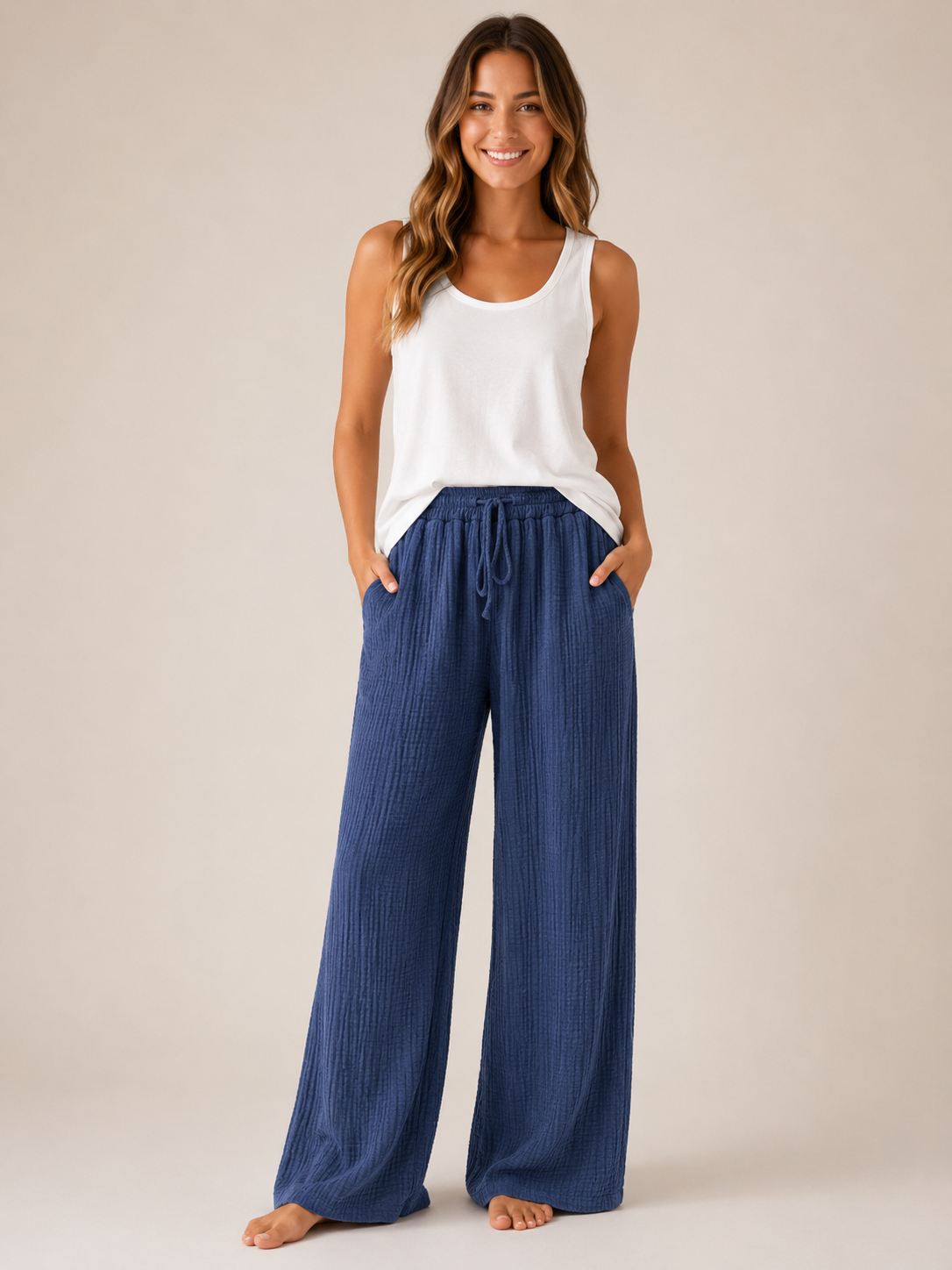 Pantalon en gaze de coton femme, coupe fluide et confortable, idéal pour un look estival chic et décontracté.