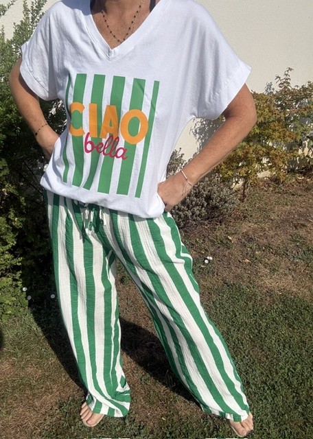 Pantalon femme Yanis en gaze de coton à rayures vertes et blanches, coupe droite fluide, taille élastiquée avec lien à nouer, idéal pour un look d'été.