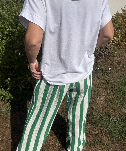 Pantalon femme Yanis en gaze de coton à rayures vertes et blanches, coupe droite fluide, taille élastiquée avec lien à nouer, idéal pour un look d'été.
