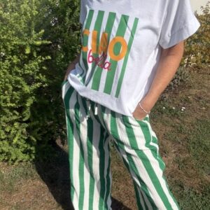 Pantalon femme Yanis en gaze de coton à rayures vertes et blanches, coupe droite fluide, taille élastiquée avec lien à nouer, idéal pour un look d'été.