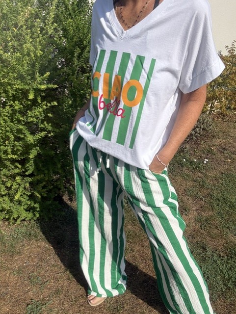 Pantalon femme Yanis en gaze de coton à rayures vertes et blanches, coupe droite fluide, taille élastiquée avec lien à nouer, idéal pour un look d'été.