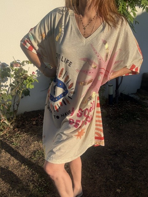 Robe courte femme imprimé, coupe fluide avec motif coloré, idéale pour un look estival chic et décontracté.