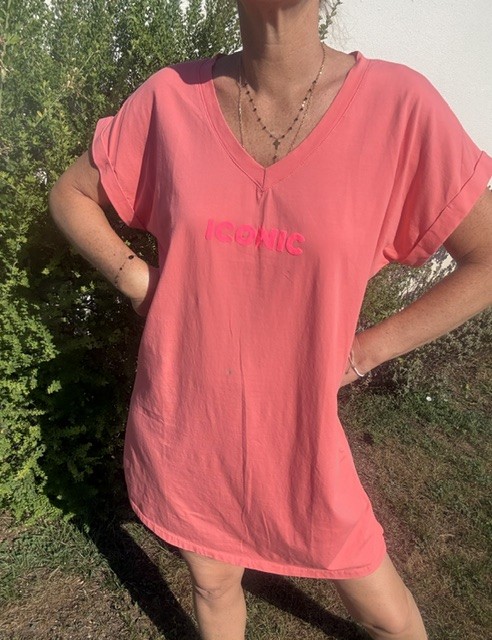 Robe courte femme Iconic en 100% coton, col V, manches courtes et inscription ICONIC rose. Robe légère, confortable et idéale pour un look estival décontracté.