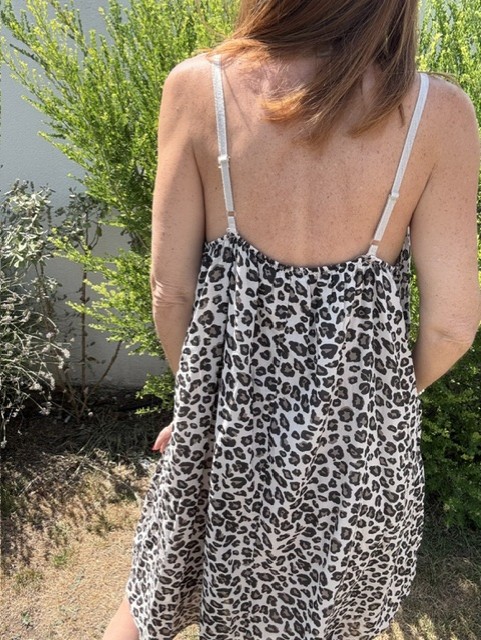 Robe femme Savana en voile de coton imprimé léopard, doublée, avec fines bretelles réglables et coupe fluide.