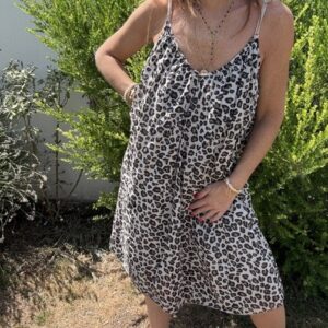 Robe femme Savana en voile de coton imprimé léopard, doublée, avec fines bretelles réglables et coupe fluide.