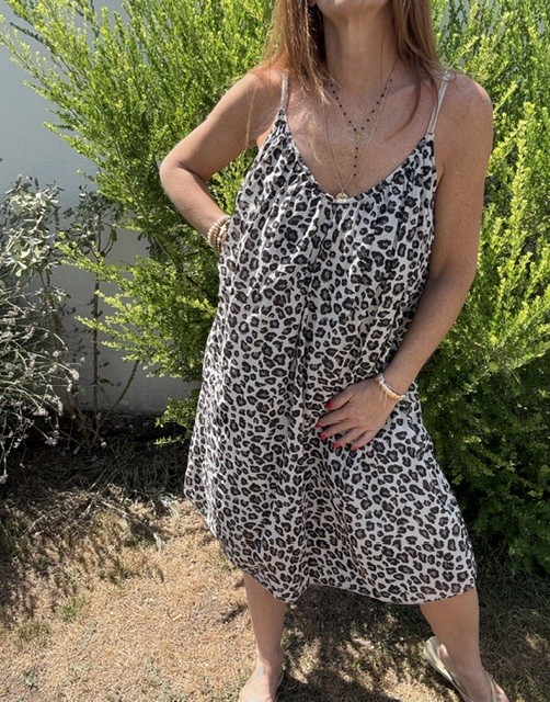 Robe femme Savana en voile de coton imprimé léopard, doublée, avec fines bretelles réglables et coupe fluide.