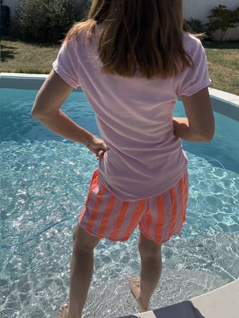 Short femme Rayan à rayures. Matière gaze de coton, taille élastiquée, poches latérales.