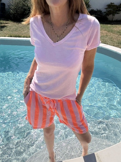 Short femme Rayan à rayures. Matière gaze de coton, taille élastiquée, poches latérales.