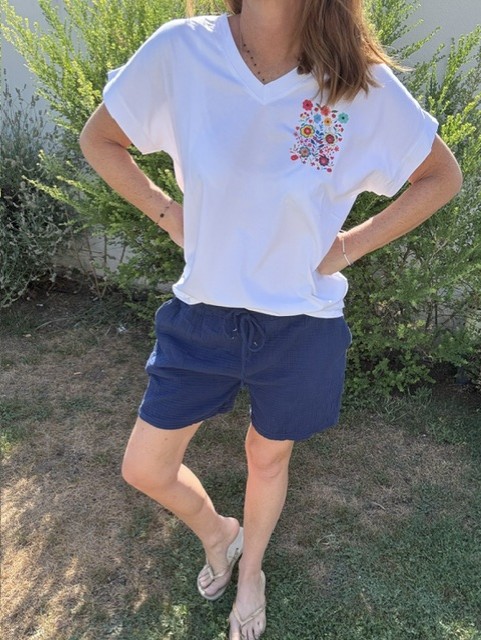 Short gaze de coton femme avec taille élastiquée et lien, léger, confortable et idéal pour un look d'été.