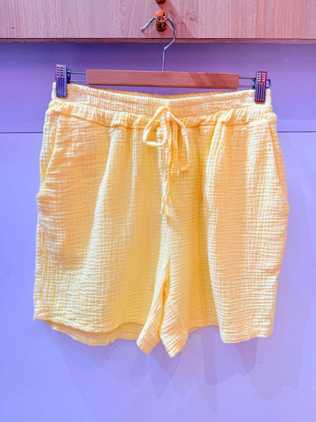 Short gaze de coton femme avec taille élastiquée et lien, léger, confortable et idéal pour un look d'été.