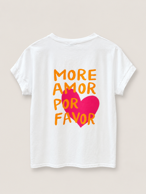 T-shirt femme Amor blanc à col V et manches courtes avec imprimé « More Amor Por Favor » sur la poitrine et grand motif coloré au dos.