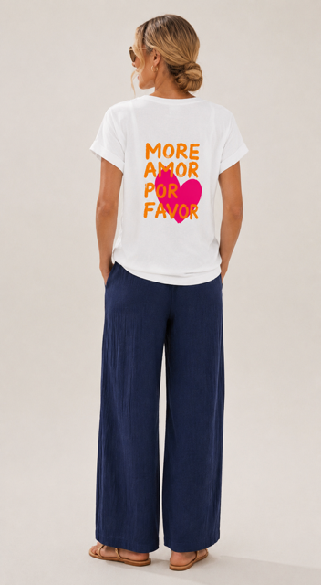 T-shirt femme Amor blanc à col V et manches courtes avec imprimé « More Amor Por Favor » sur la poitrine et grand motif coloré au dos.