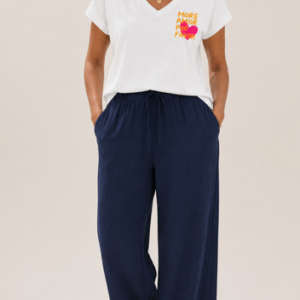 T-shirt femme Amor blanc à col V et manches courtes avec imprimé « More Amor Por Favor » sur la poitrine et grand motif coloré au dos.