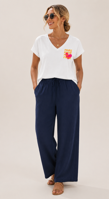 T-shirt femme Amor blanc à col V et manches courtes avec imprimé « More Amor Por Favor » sur la poitrine et grand motif coloré au dos.