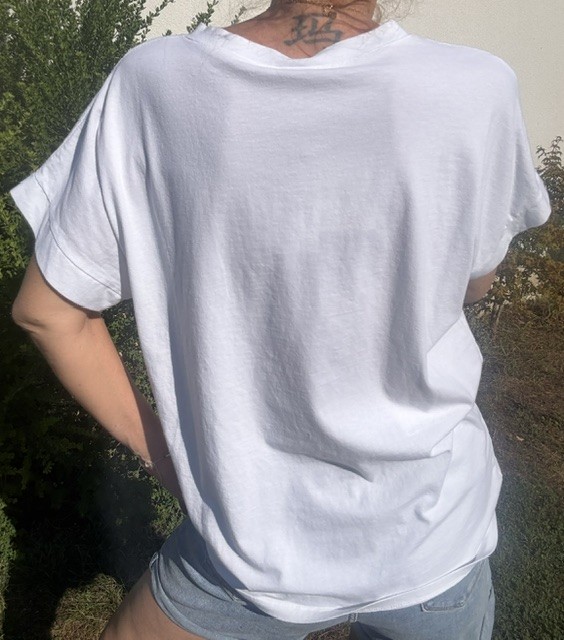 T-shirt femme Ciao Bella en 100% coton, col V et manches courtes. Haut confortable et tendance, idéal pour un look estival décontracté.