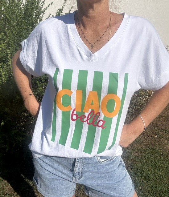 T-shirt femme Ciao Bella en 100% coton, col V et manches courtes. Haut confortable et tendance, idéal pour un look estival décontracté.