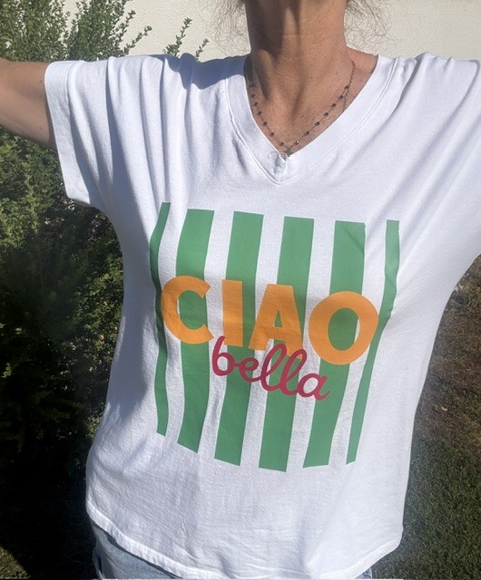 T-shirt femme Ciao Bella en 100% coton, col V et manches courtes. Haut confortable et tendance, idéal pour un look estival décontracté.