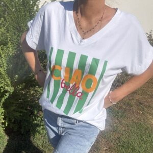 T-shirt femme Ciao Bella en 100% coton, col V et manches courtes. Haut confortable et tendance, idéal pour un look estival décontracté.