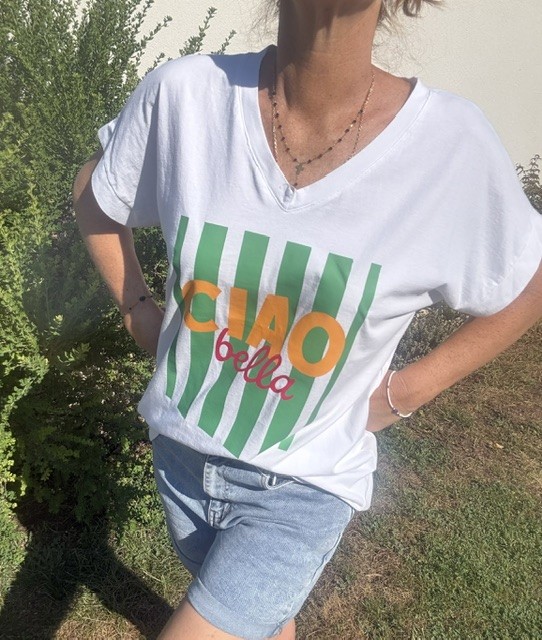 T-shirt femme Ciao Bella en 100% coton, col V et manches courtes. Haut confortable et tendance, idéal pour un look estival décontracté.