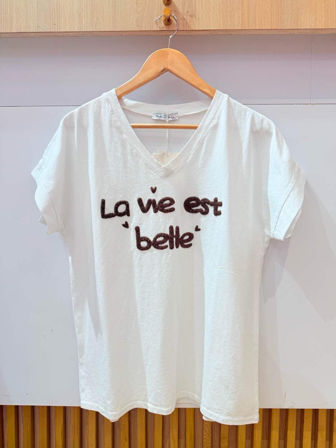 T-shirt femme blanc col V La vie est belle avec inscription effet bouclette.