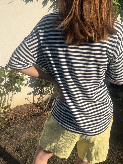 T-shirt femme Nino marinière bleu marine et blanc à manches courtes, col rond, coupe confortable, patch fantaisie sur la poitrine. Style casual pour le quotidien.