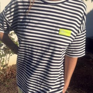 T-shirt femme Nino marinière bleu marine et blanc à manches courtes, col rond, coupe confortable, patch fantaisie sur la poitrine. Style casual pour le quotidien.