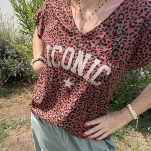 T-shirt femme Iconic léopard avec inscription doré pailleté, col V et manches courtes, coupe fluide et tendance.