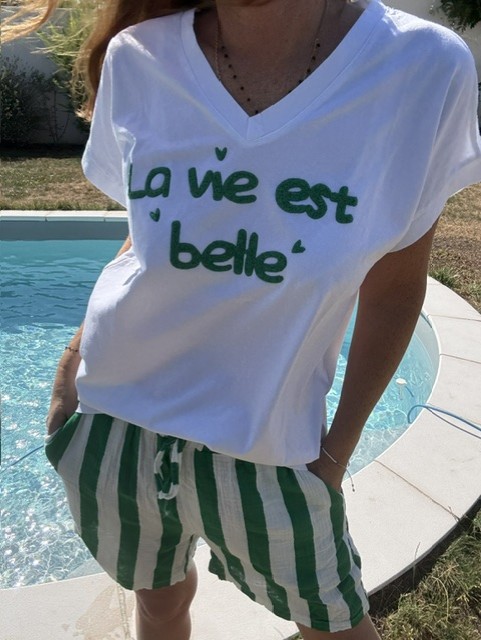 T-shirt femme blanc col V La vie est belle avec inscription effet bouclette.