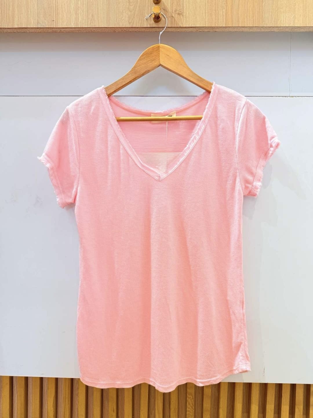 Top femme à manches courtes avec col V et finitions franges, style bohème chic, idéal pour une tenue estivale et élégante et décontractée