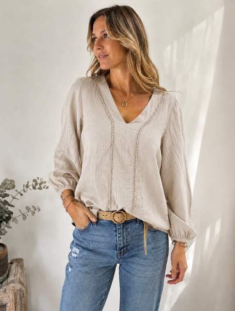 Blouse femme Sandra beige à manches longues élastiquées et décolleté en V.