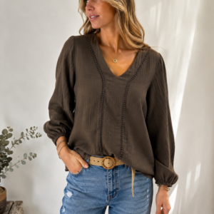 Blouse femme Sandra beige à manches longues élastiquées et décolleté en V.