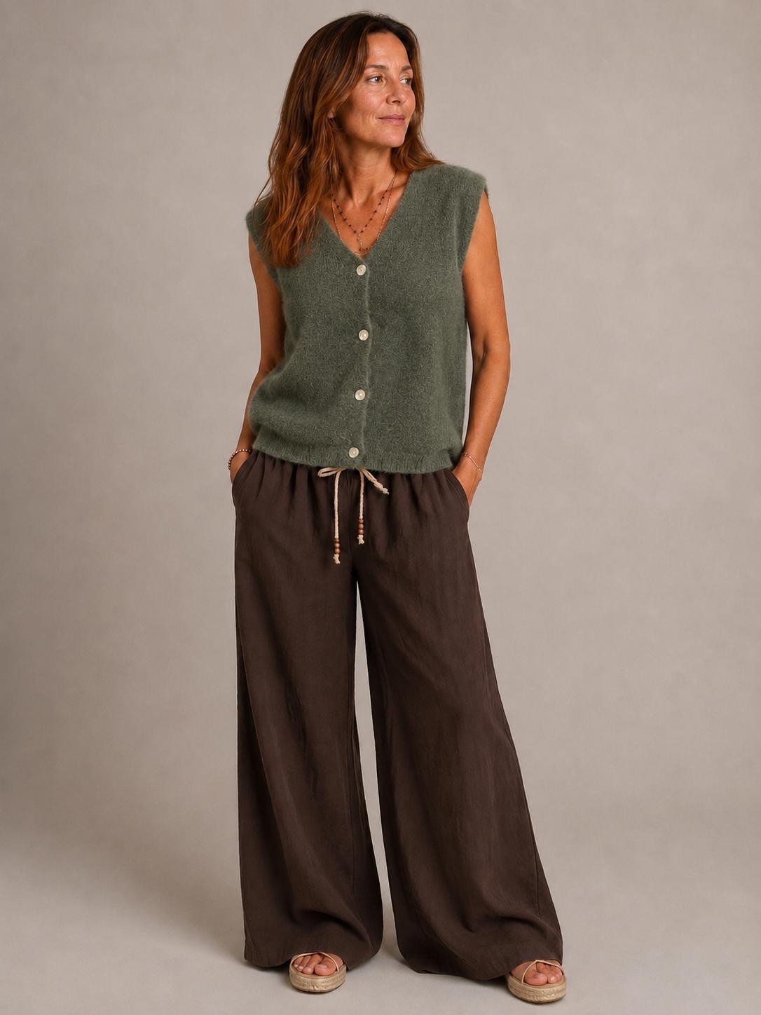 Gilet femme Louisa sans manches en maille douce avec décolleté en V et boutons nacrés.