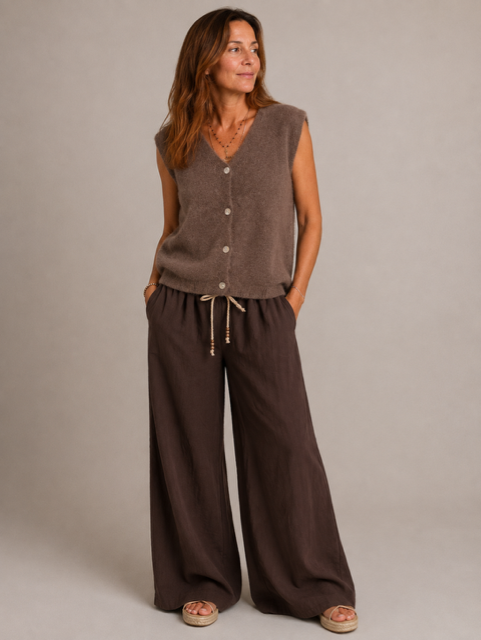 Gilet femme Louisa sans manches en maille douce avec décolleté en V et boutons nacrés.