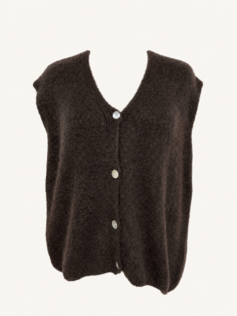 Gilet femme Louisa sans manches en maille douce avec décolleté en V et boutons nacrés.