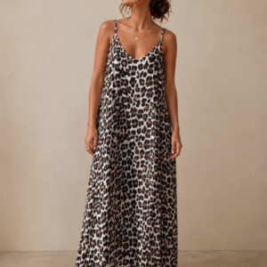 Robe longue femme à imprimé léopard avec décolleté en V, fines bretelles réglables et coupe fluide, idéale pour un look estival élégant.