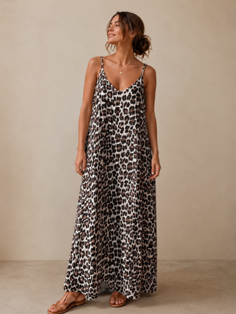 Robe longue femme à imprimé léopard avec décolleté en V, fines bretelles réglables et coupe fluide, idéale pour un look estival élégant.